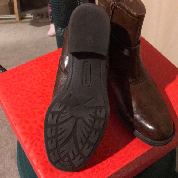 Brown ankle boots with decorative buckle - Picture 4 of 6